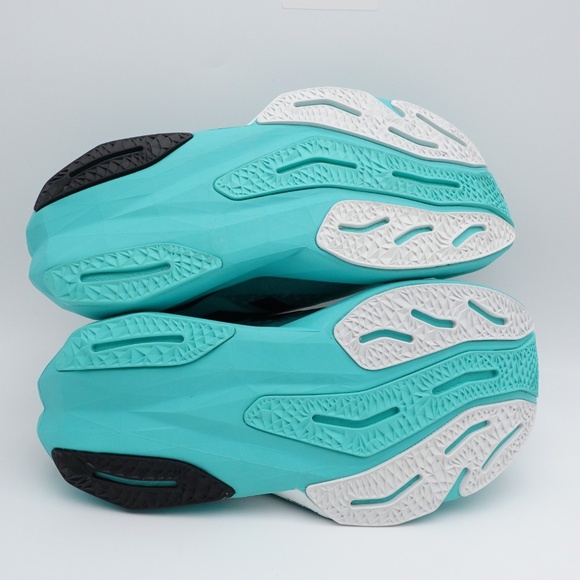 Size 7.5 WIDE D Women's New Balance FuelCell Rebel v4 Running Shoes WFCXCJ4 - Picture 12 of 13